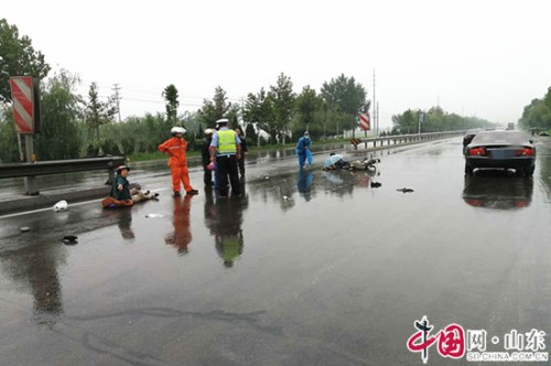 博兴交警雨中救助事故伤员获群众点赞 