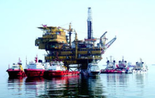 渤海溢油事故海面仍有油花冒出
