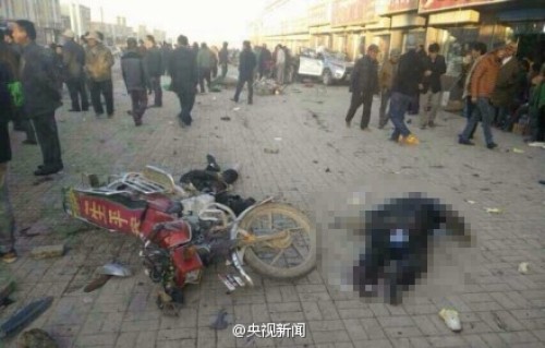 一辆大型吊车刹车失灵冲进街道连撞20车，造成多人死亡