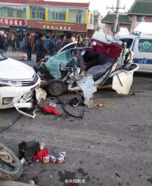 青海省兴海县河卡镇一辆大型吊车刹车失灵冲进街道连撞20车，造成多人死亡。