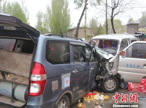 青海海东市民和县车祸致2死8伤 涉黑车交警队长称1死