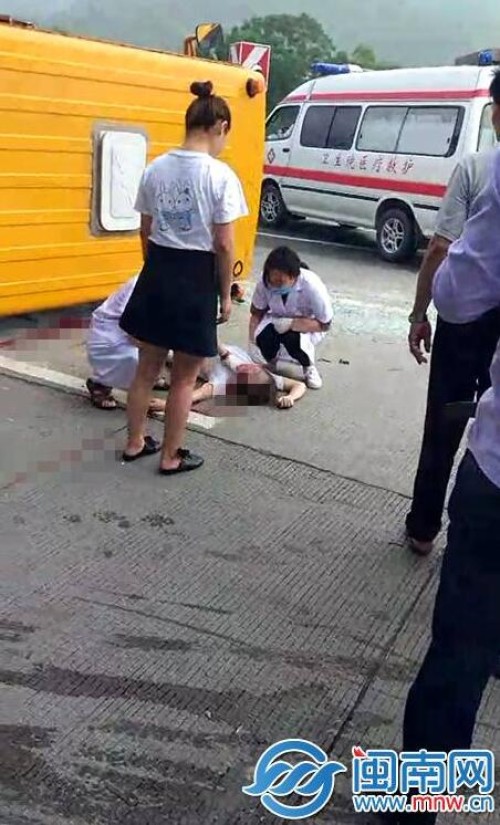 南安一校车与轿车发生交通事故 19岁女幼师当场身亡