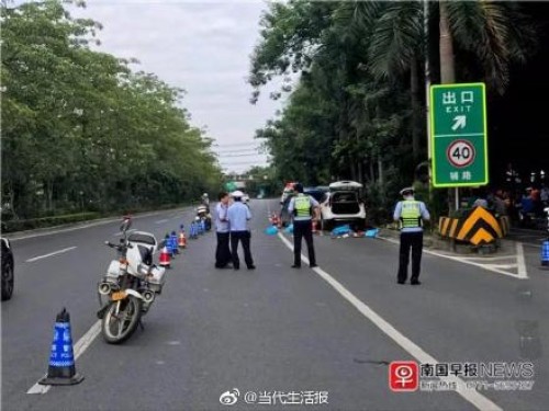 南宁市白沙大道菠萝岭路口车祸