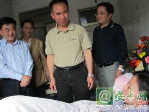 5月24日下午，省教育厅厅长程艺、滁州市教育局局长沈中林等领导看望在医院进行救治的受伤教师