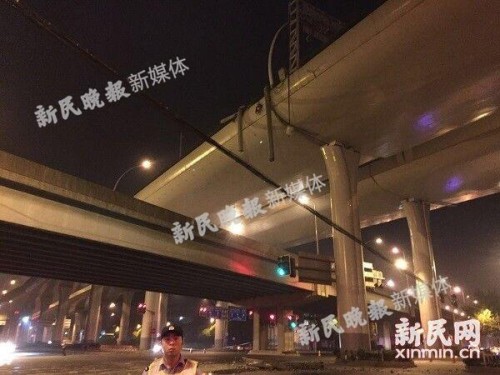 上海中环沪太路车祸原因：超载卡车违法上高架侧翻