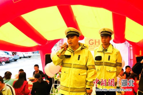 婚礼现场送交通安全宣传
