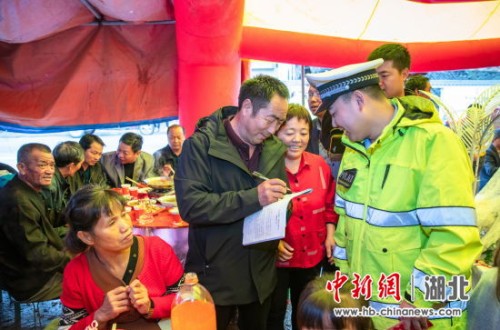 婚礼承办人在“婚庆喜事”道路安全温馨提示单上签名