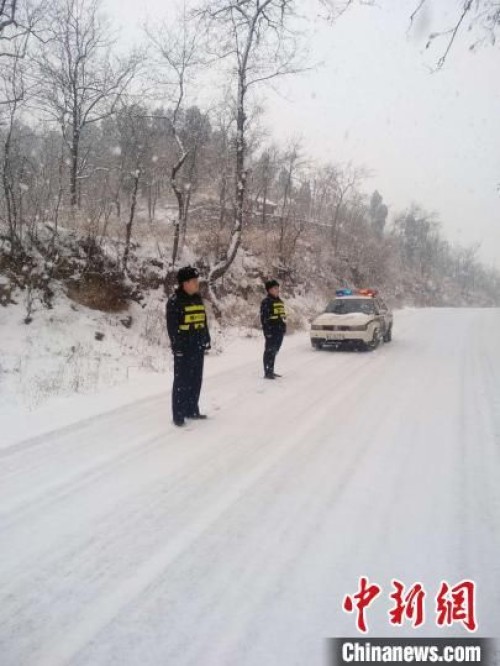 图为河北交警路面执勤。警方供图