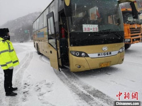 图为河北交警路面执勤。警方供图