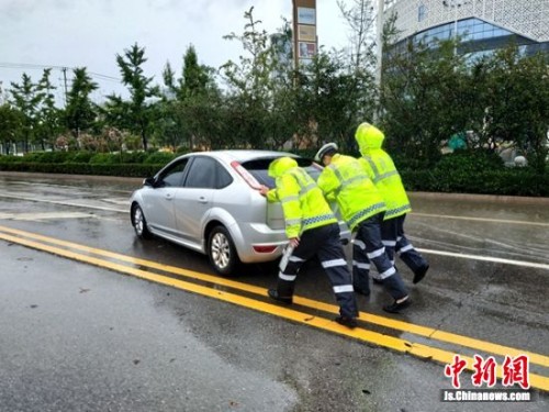 沛县交警帮助推出遇到深水熄火的轿车。