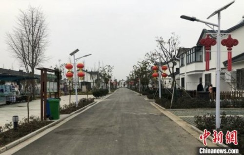 建湖县恒济镇恒东新村内的道路两侧挂上红红的灯笼和中国结，新年的气氛越来越浓。　于从文 摄