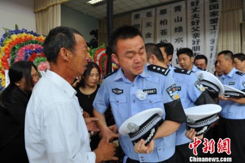 江苏36岁交警李春潮车祸瞬间推开同事被撞牺牲