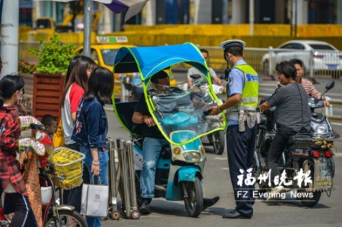 福州交警嚴查電動車交通違法　不按道行駛佔多數