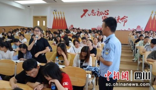 现场互动。(沿滩交警供图)