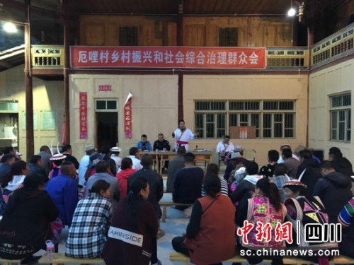 为村民进行法制宣传。(平武警方供图)