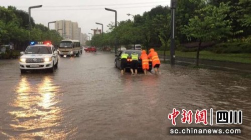 暴雨中的沿滩“浇警”。(沿滩交警 供图)