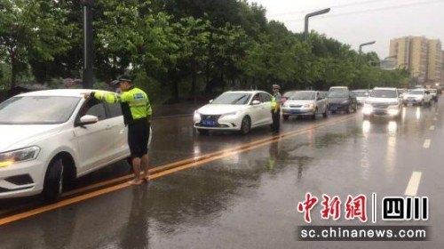 暴雨中的沿滩“浇警”。(沿滩交警 供图)