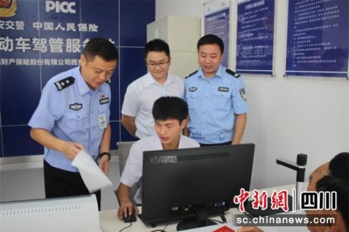 老百姓现场体验警保联动车驾管服务站。西充公安供图