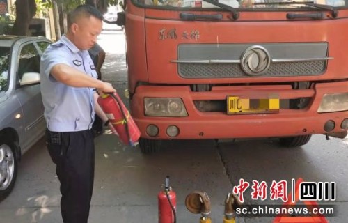 民警仔细认真检查(富顺交警 供图)