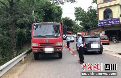 强化乡镇道路整治（富顺交警 供图）