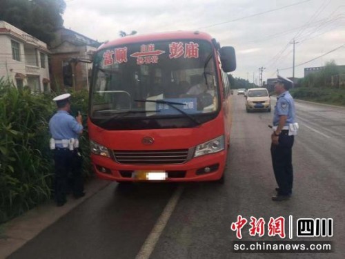 客运车检查现场（富顺警方 供图）