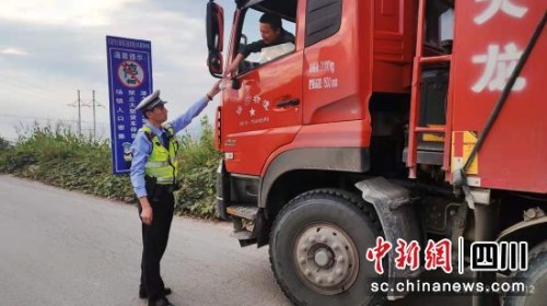 工作中的梁捷。