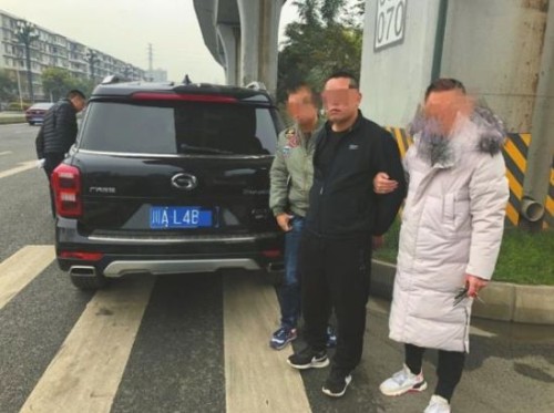 警方现场挡获碰瓷者叶某。 一辆黑色SUV穿梭在早高峰的车