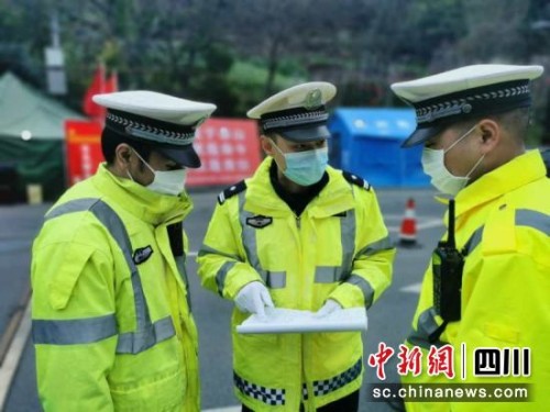 内江交警现场研究交通保畅工作。内江交警供图 