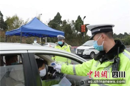 检测体温。内江交警供图 