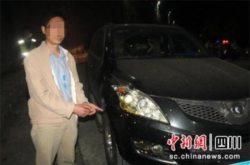 犯罪嫌疑人邓某某指认交通肇事车辆。 
