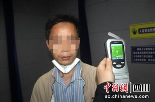 民警对犯罪嫌疑人邓某某进行酒驾毒驾检测。 