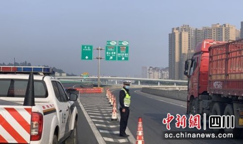 高速交警正在道路管制现场指挥交通。(高速交警提供)