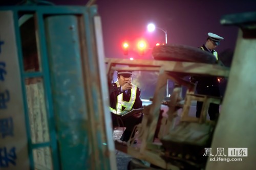 事故现场，民警一丝不苟地勘验，还原事故发生时的情景