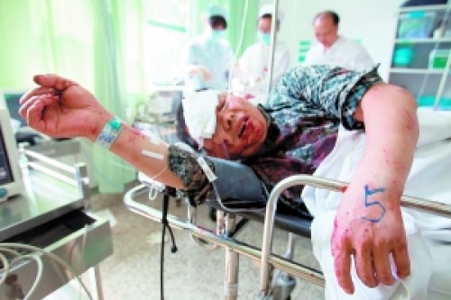 　　昨天，上海中山医院青浦分院急诊室，车祸伤者正在接受治疗。早报记者 刘行喆 图
