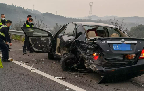 被撞渝A牌小车，左车尾损害严重