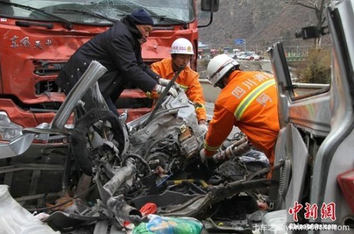 四川松潘特大事故8人死亡 客车占道所致