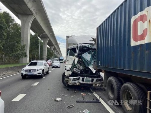 台湾高速发生6车擦撞车祸 致1人命危！