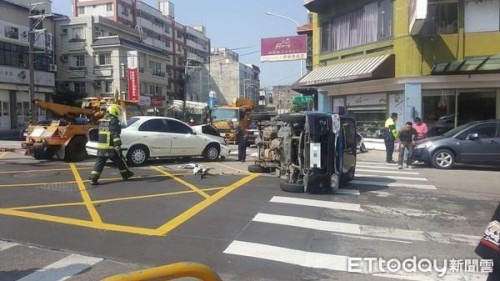 台中货车事故 货车侧翻瓦斯桶散落满地