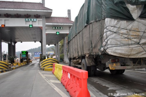 高速停车危险系数高 如何在高速上停车