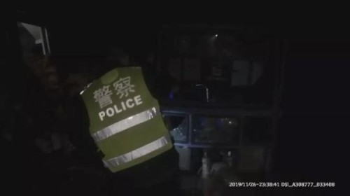 冬夜男子被撞倒路边，贞丰交警奋战6小时追查肇事者