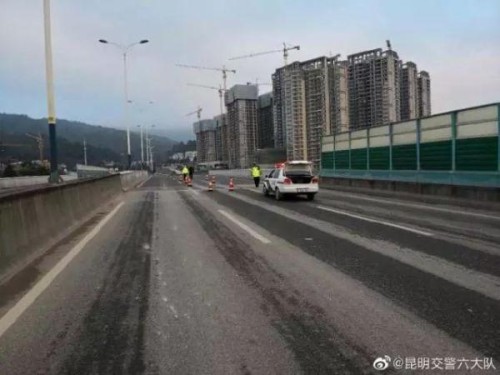 今早昆明真的好冷，耳朵都要冻掉了！路面结冰，引发多起车祸