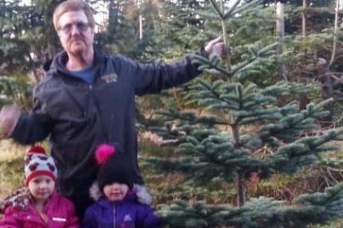 西雅图惨烈车祸父亲死亡，4岁双胞胎女孩自救成功