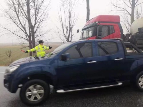 开车“雾”必小心，烟台交警雨雾天执勤保平安！