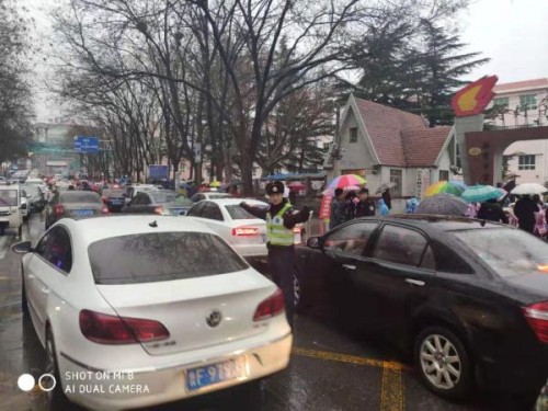 开车“雾”必小心，烟台交警雨雾天执勤保平安！