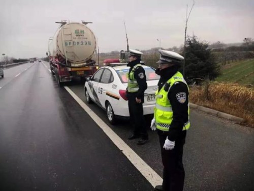 开车“雾”必小心，烟台交警雨雾天执勤保平安！