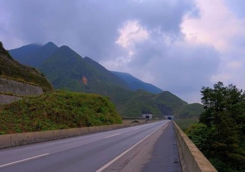 开车“雾”必小心，烟台交警雨雾天执勤保平安！