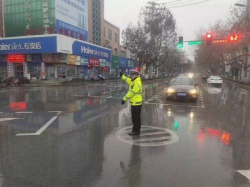 开车“雾”必小心，烟台交警雨雾天执勤保平安！