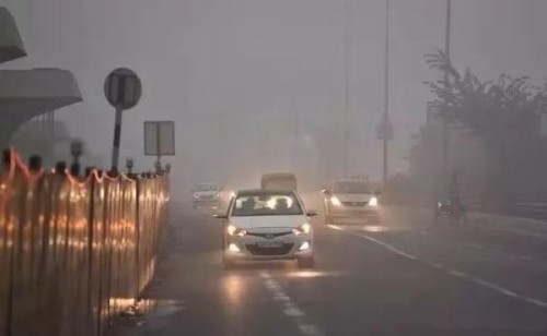 乌鲁木齐交警提醒：大雾天气出行，注意安全！