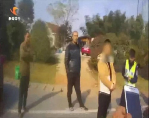 益阳一高速收费站突发追尾事故，光天化日，嫂子为何强行为小叔子背锅？