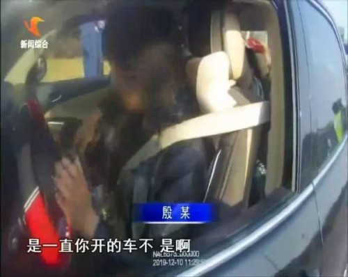 益阳一高速收费站突发追尾事故，光天化日，嫂子为何强行为小叔子背锅？